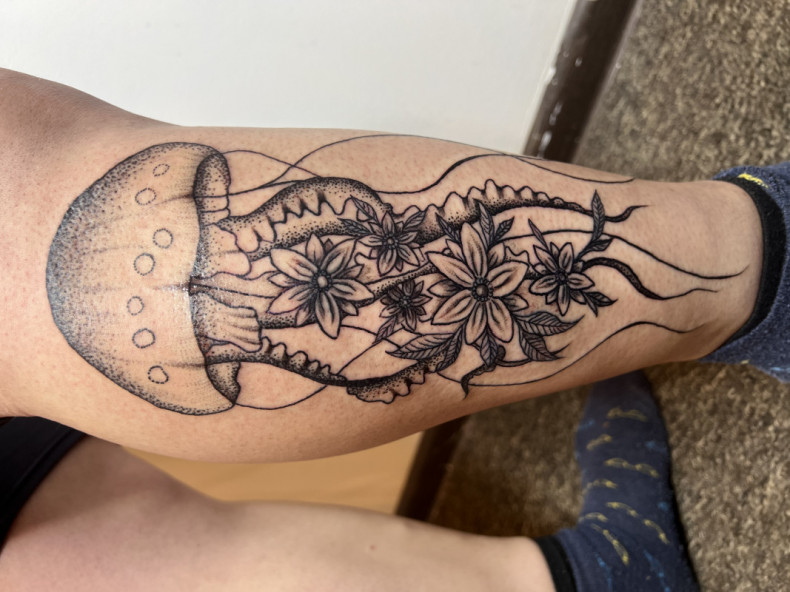 Jellyfish leg, photo - Tattoo Master Barb Tattoo