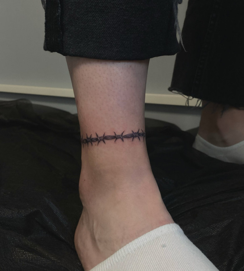 Bracelet barbed wire leg, photo - Tattoo Master Barb Tattoo