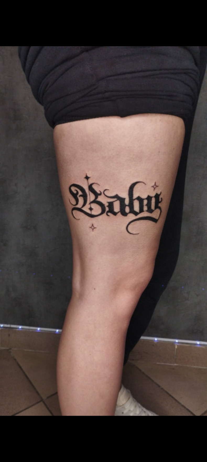 Beschriftung Bein schriftzug, photo - Tattoo-Meister Barb Tattoo