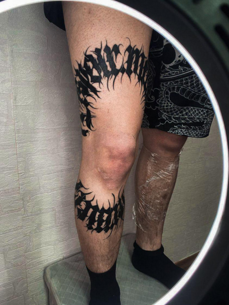 Gothic lettering knee, photo - Tattoo Master Barb Tattoo