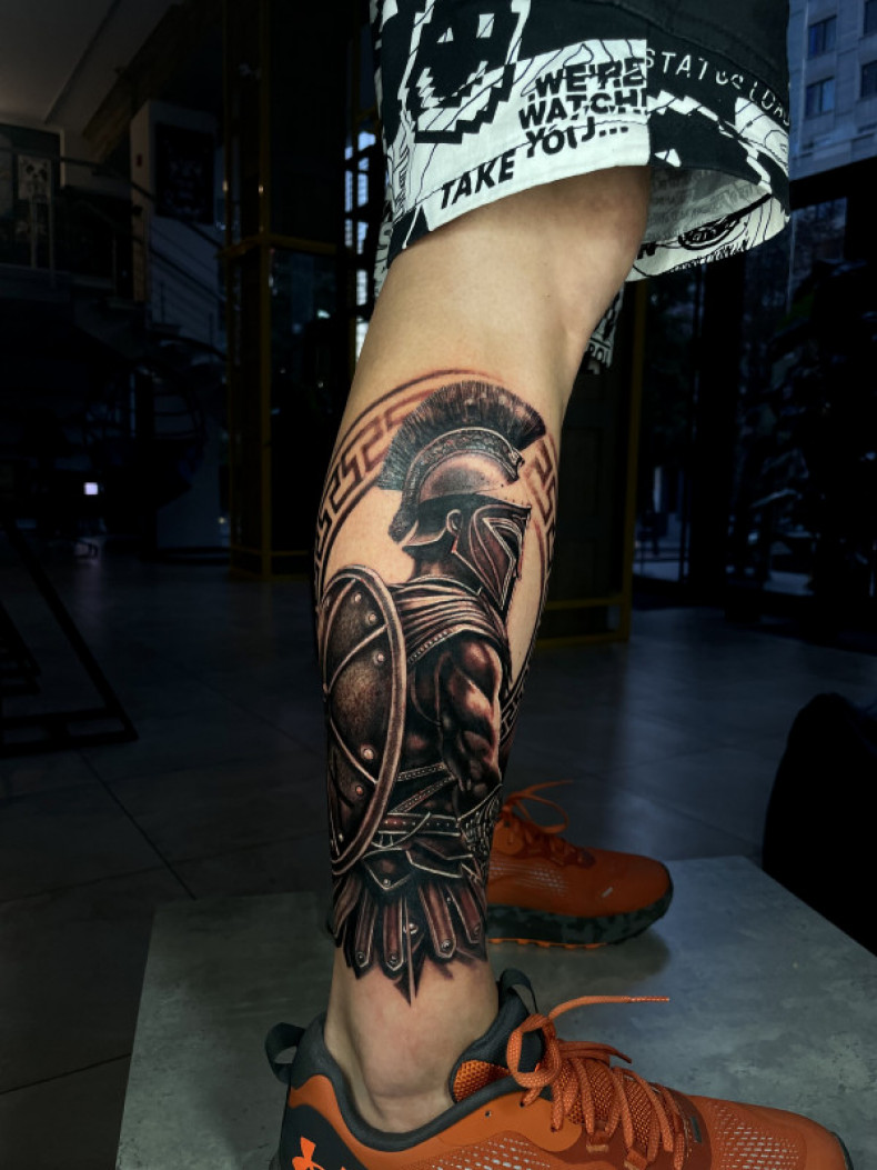 Leg spartan shield, photo - Tattoo Master Barb Tattoo