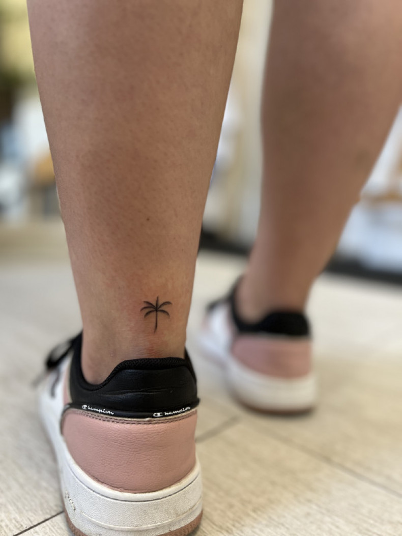 Mały Minimalistyczny na nodze, photo - Tatuażysta Barb Tattoo