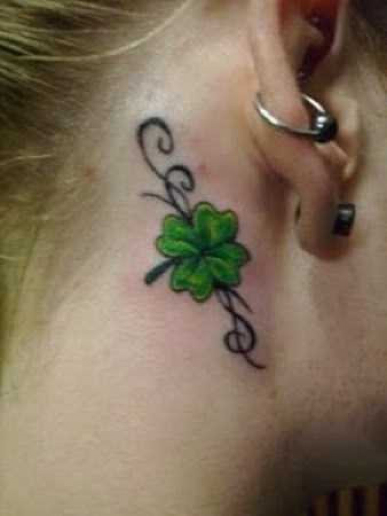 Behind the ear clover neck, photo - Tattoo Master Barb Tattoo