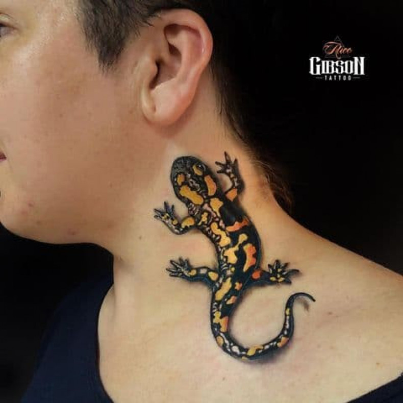 Na szyi salamandra kolorowy, photo - Tatuażysta Barb Tattoo