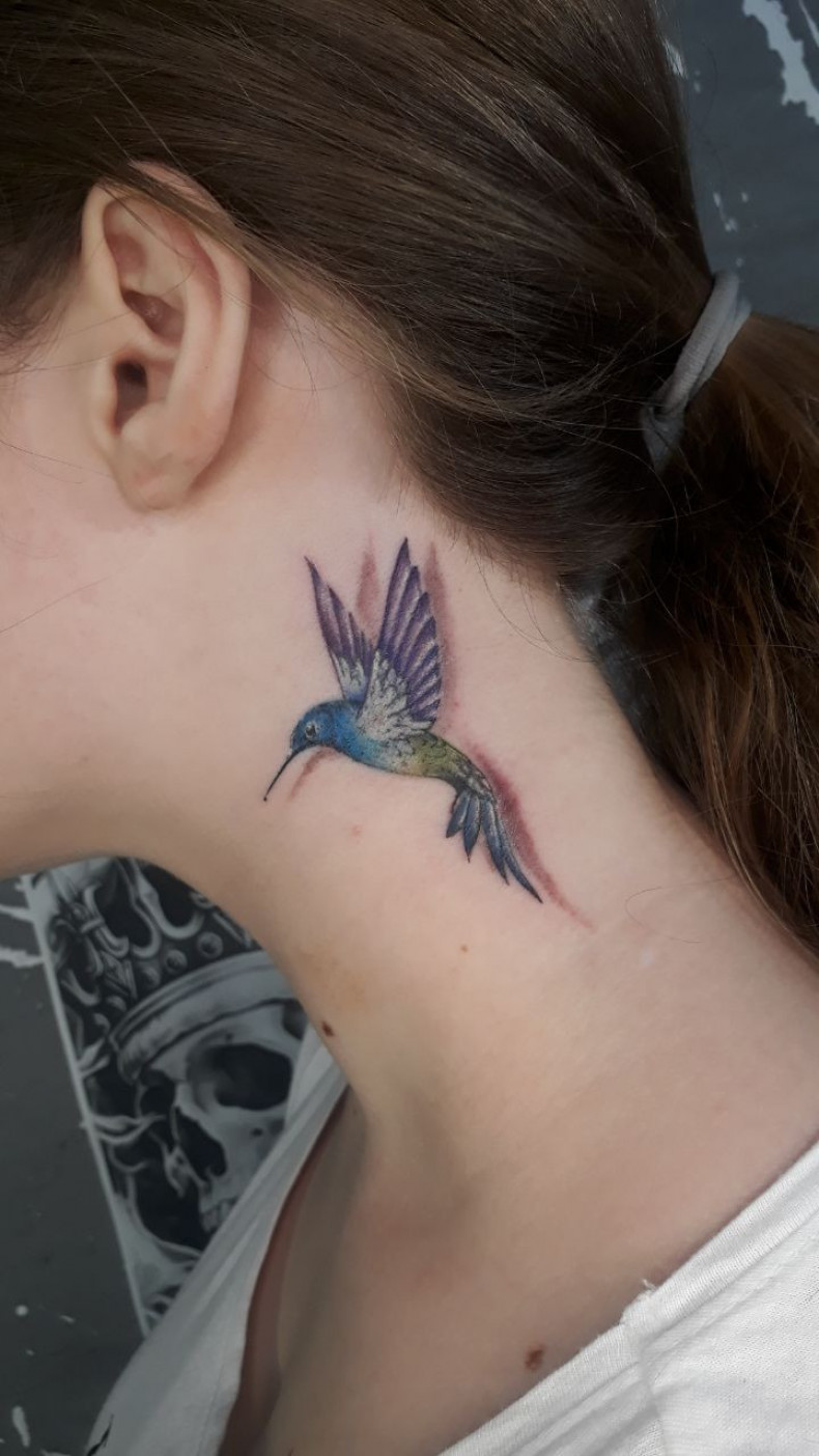 Hummingbird on the neck in color 6x5cm, 3000 UAH., photo - Tattoo Master Barb Tattoo