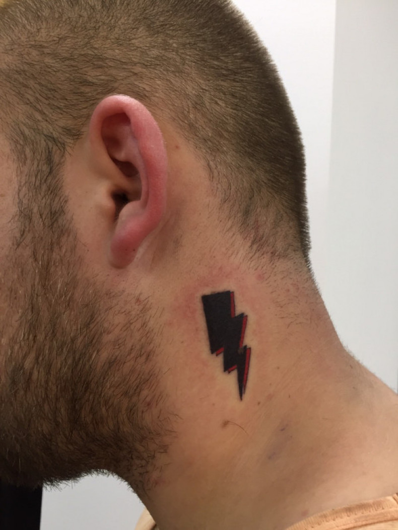 Blackwork lightning neck, photo - Tattoo Master Barb Tattoo