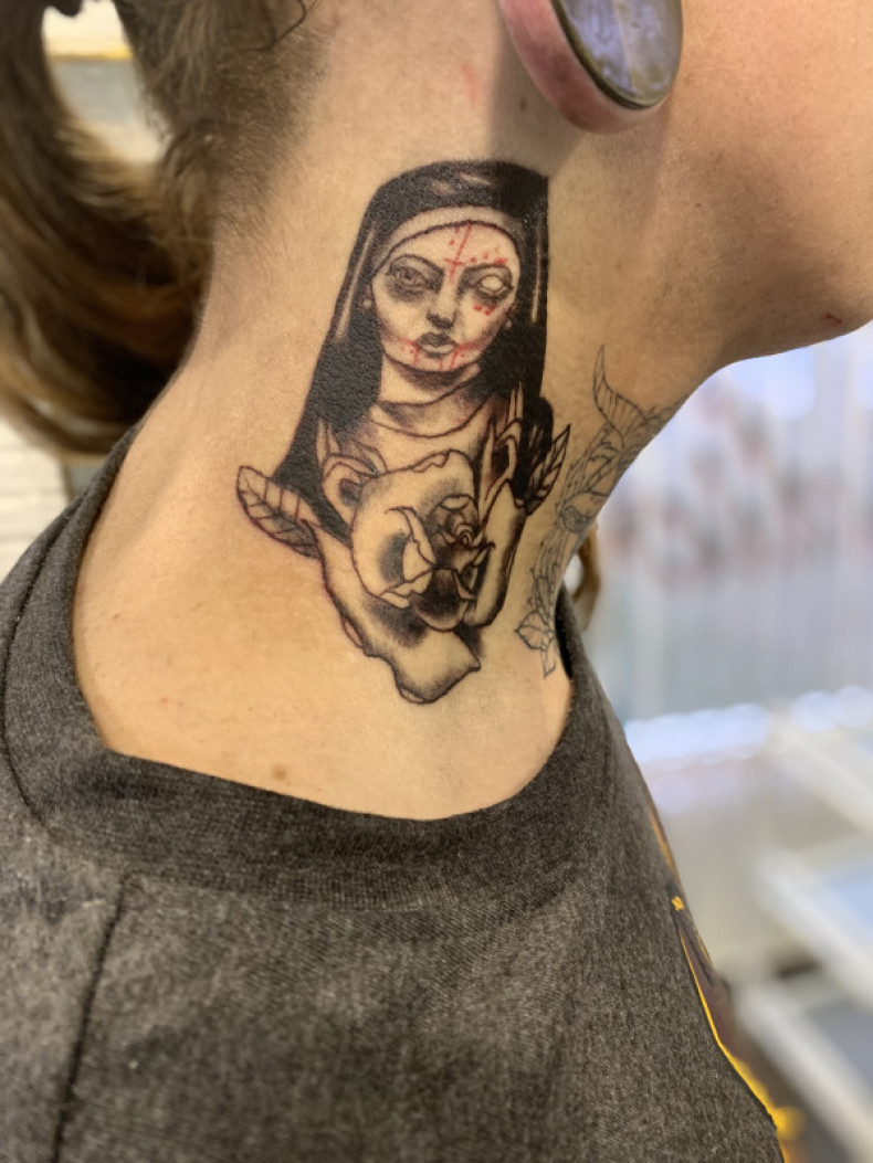 Zakonnica na szyi, photo - Tatuażysta Barb Tattoo