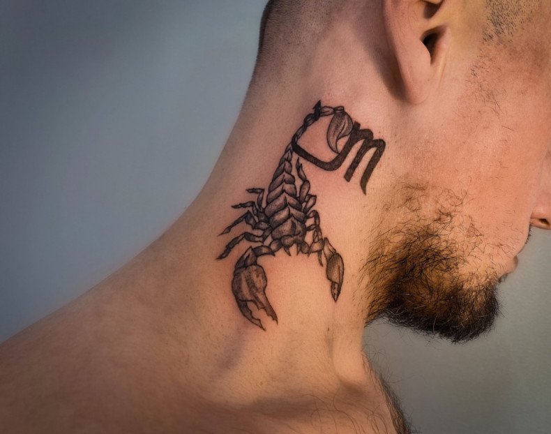 Znak zodiaku na szyi skorpion, photo - Tatuażysta Barb Tattoo