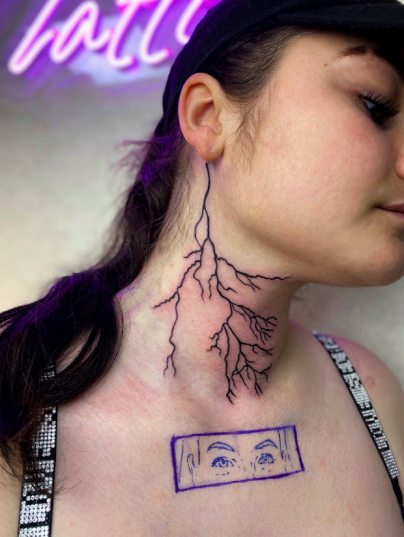 Lightning neck, photo - Tattoo Master Barb Tattoo