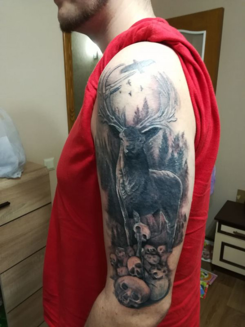 Czarny szary na ramieniu jeleń, photo - Tatuażysta Barb Tattoo