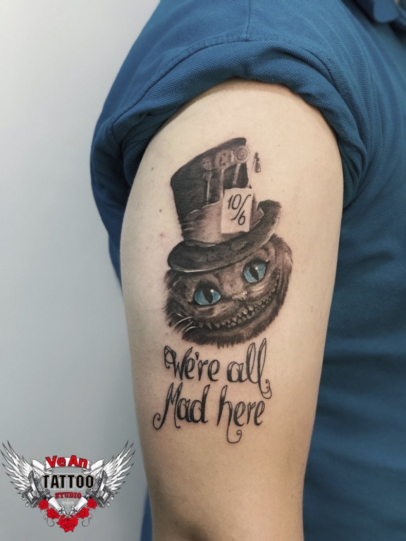 На плече Чеширский кот, photo - Тату мастер Barb Tattoo