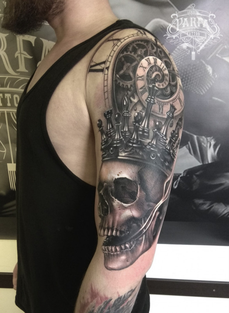 Shoulder skull chess, photo - Tattoo Master Barb Tattoo