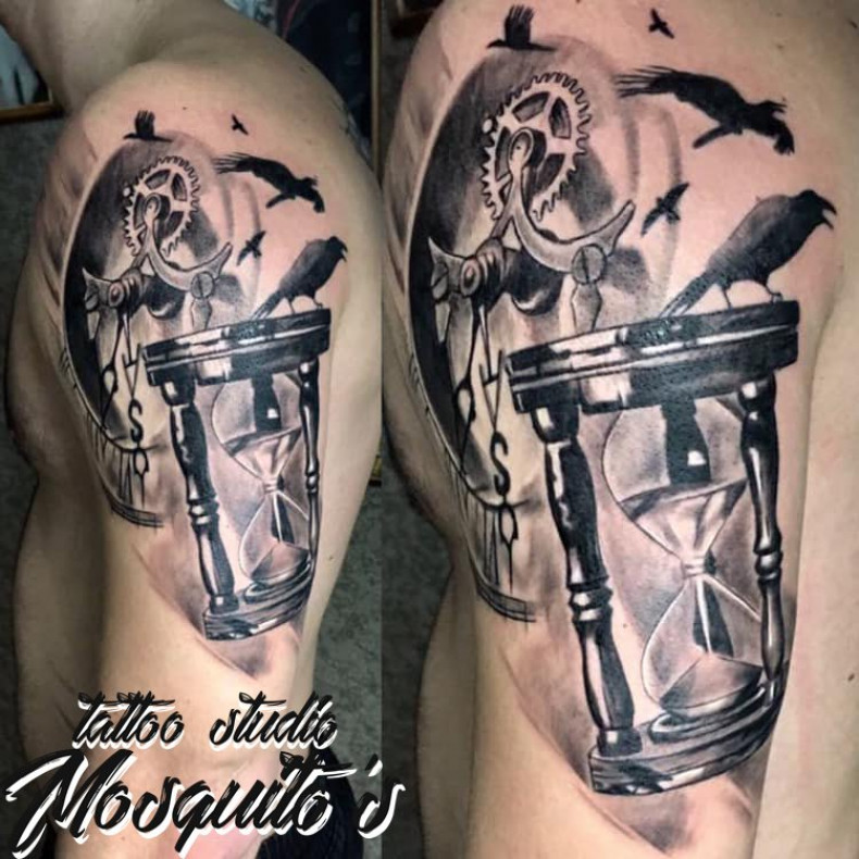 Shoulder hourglass, photo - Tattoo Master Barb Tattoo