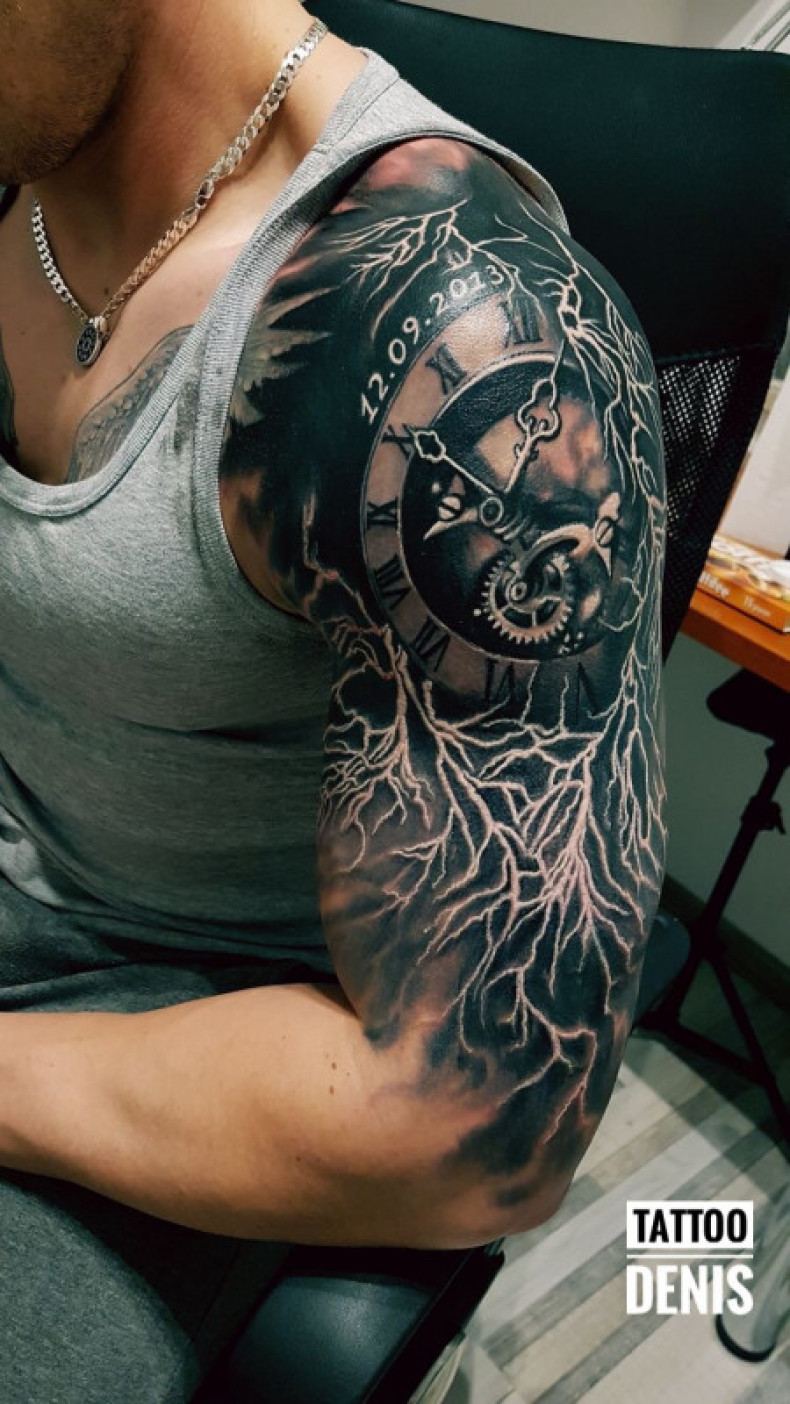 Blackwork lightning shoulder, photo - Tattoo Master Barb Tattoo