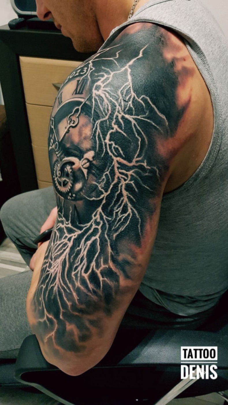 Blackwork lightning shoulder, photo - Tattoo Master Barb Tattoo