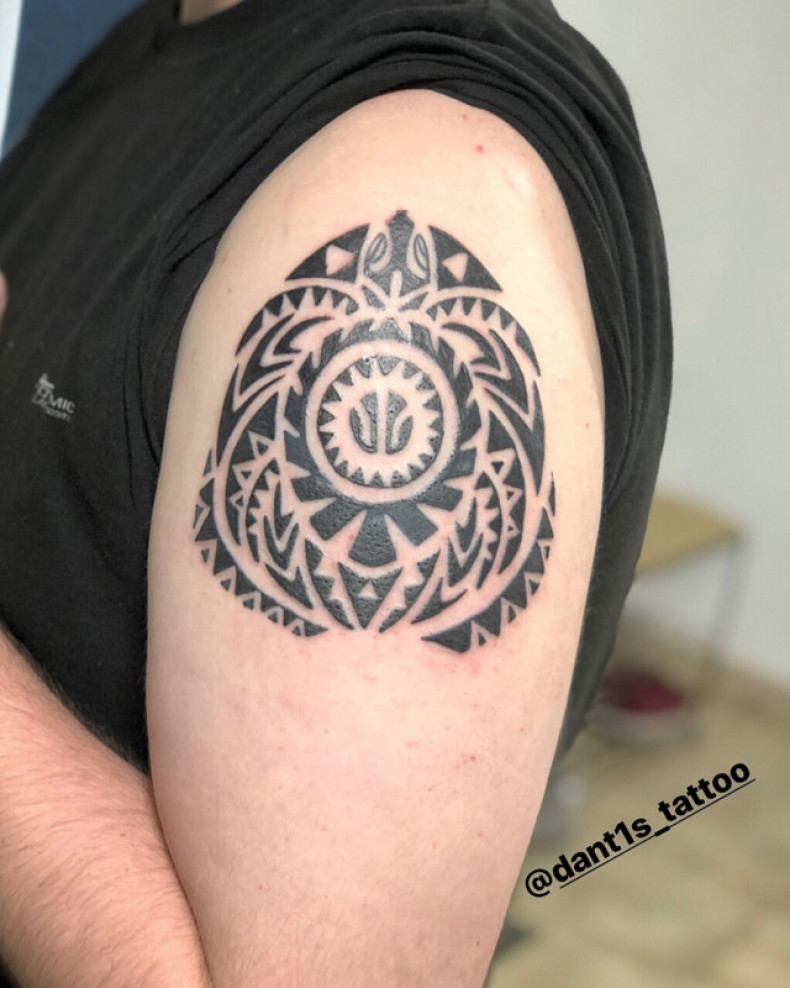 Shoulder polynesian turtle, photo - Tattoo Master Barb Tattoo