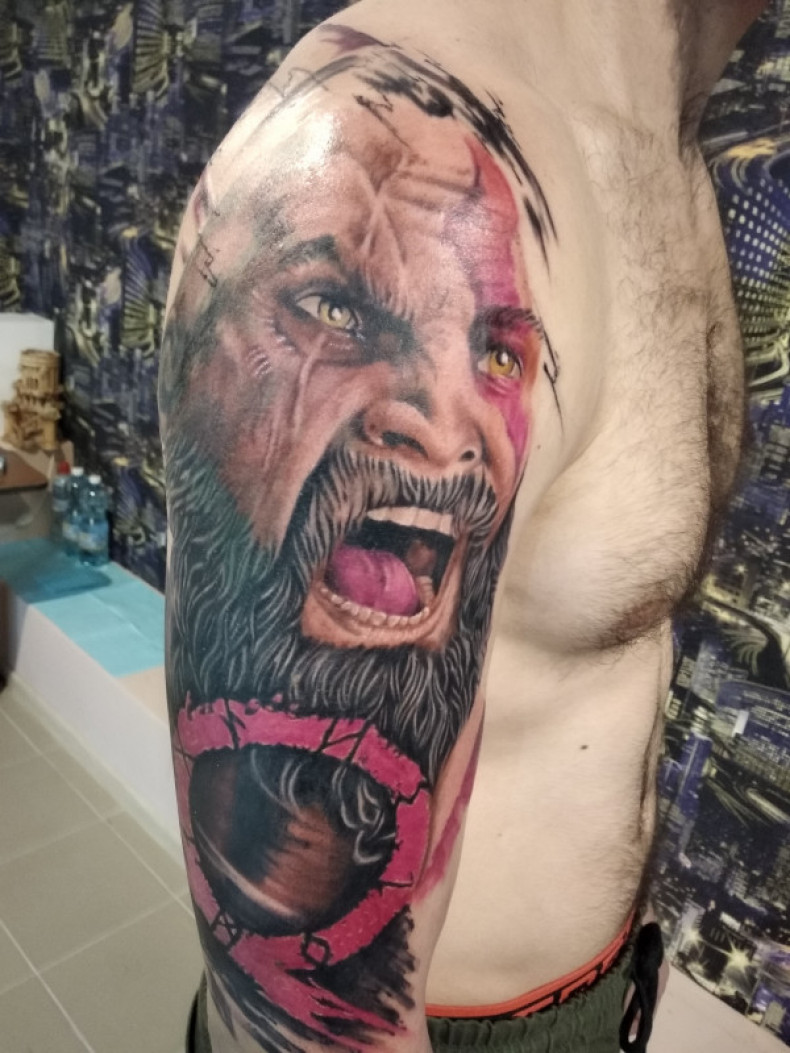 Викинг на плече реализм, photo - Тату мастер Barb Tattoo