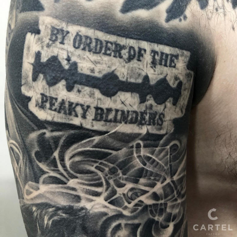 Brzytwa na ramieniu, photo - Tatuażysta Barb Tattoo