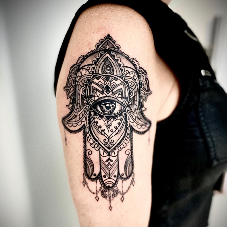 Na ramieniu Hamsa, photo - Tatuażysta Barb Tattoo