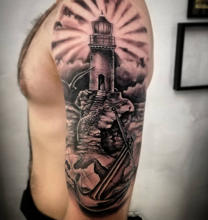 Wieża latarnia morska na ramieniu, photo - Tatuażysta Barb Tattoo