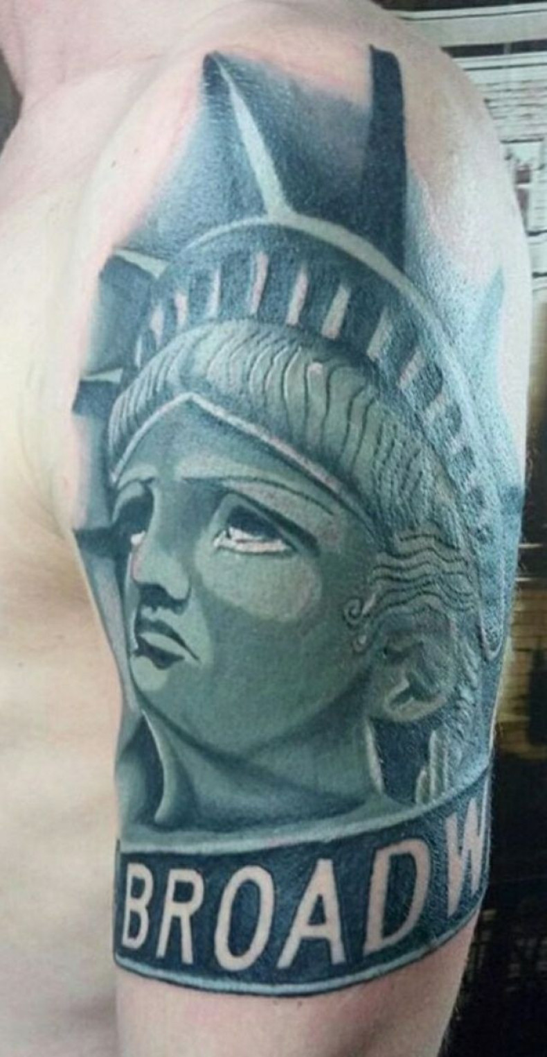 Shoulder freedom Statue of Liberty, photo - Tattoo Master Barb Tattoo