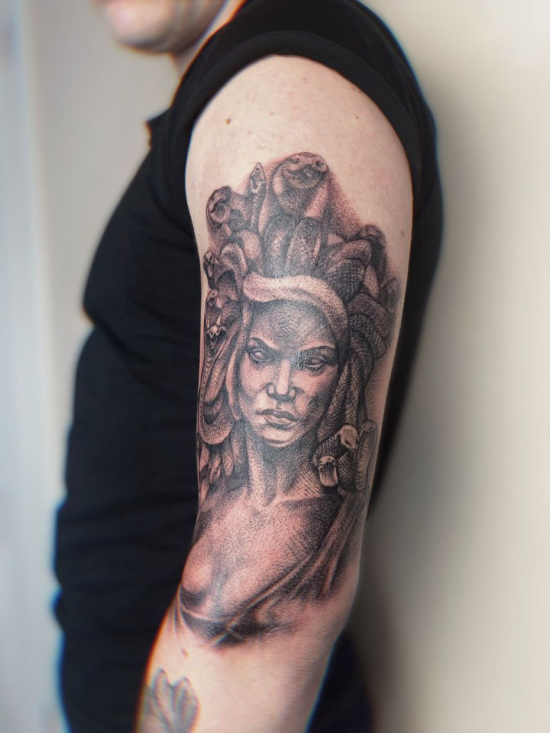 Die Arbeit wurde in einer Sitzung von Meisterin Alena abgeschlossen, photo - Tattoo-Meister Barb Tattoo