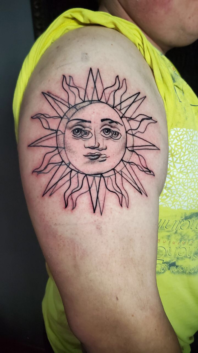 Geometric shoulder sun, photo - Tattoo Master Barb Tattoo