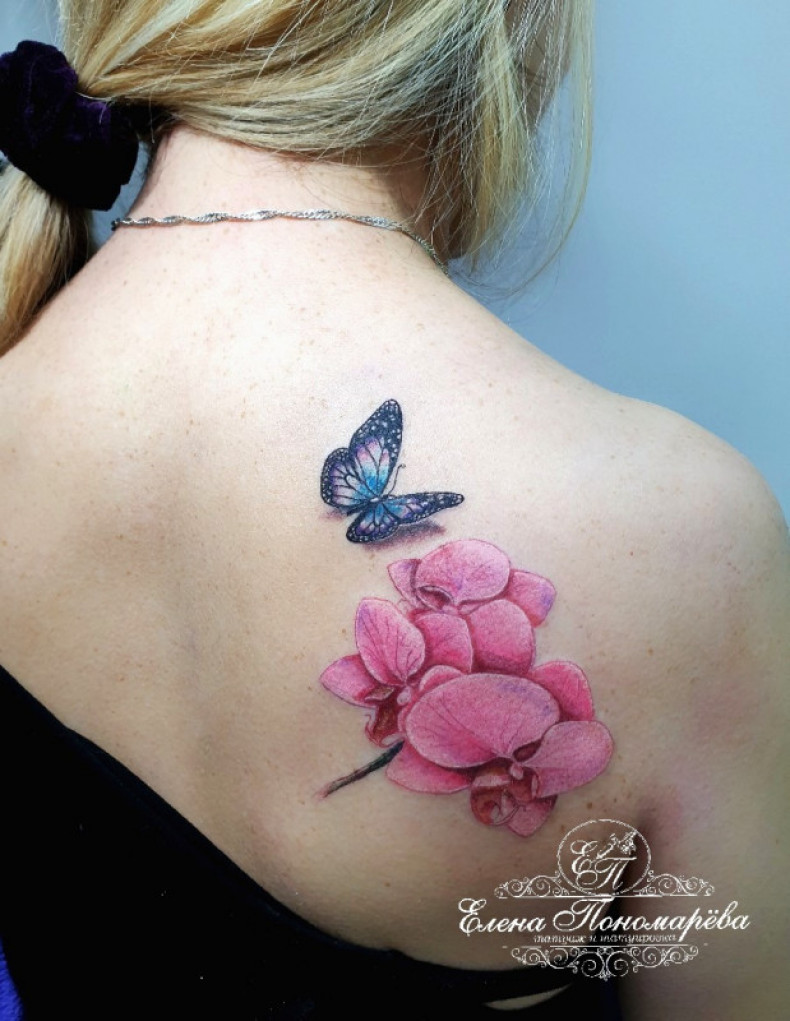 Motyl na ramieniu orchidea, photo - Tatuażysta Barb Tattoo