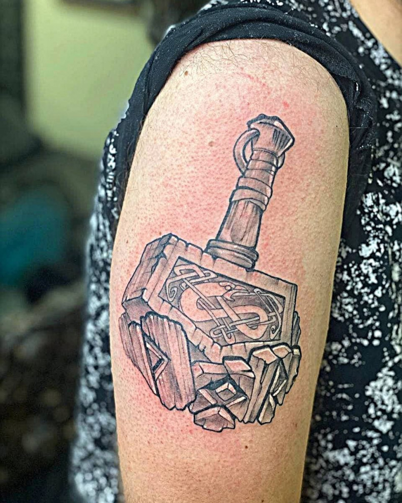 Młotek Młot Thora na ramieniu, photo - Tatuażysta Barb Tattoo