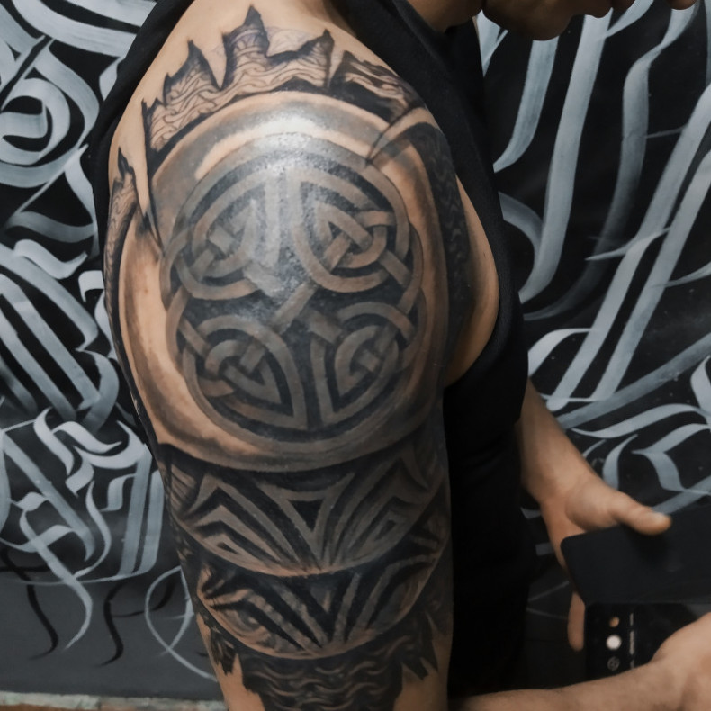 Celtic pattern shoulder, photo - Tattoo Master Barb Tattoo