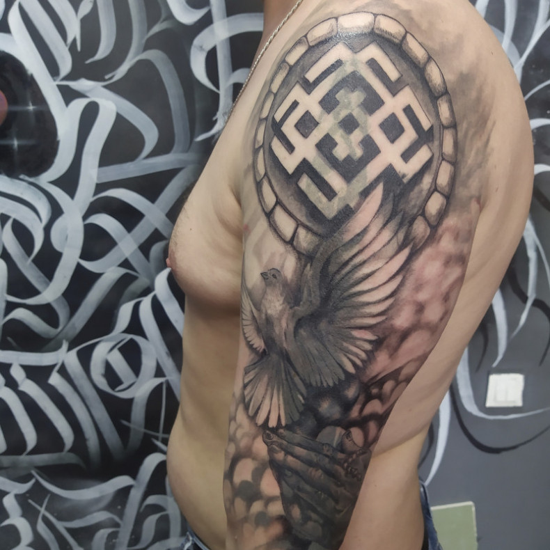 Celtic pattern shoulder, photo - Tattoo Master Barb Tattoo