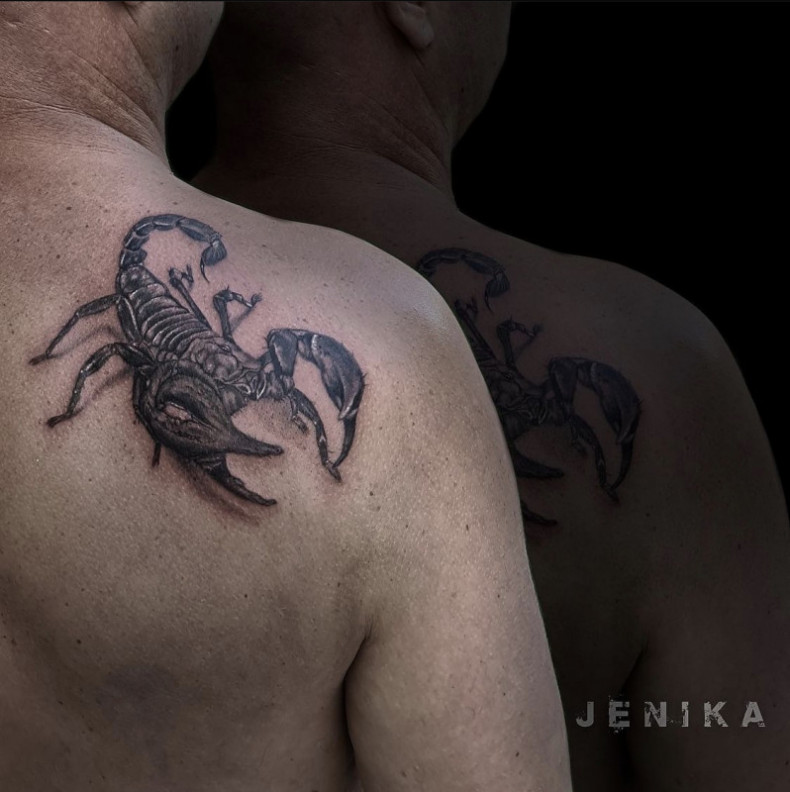 Shoulder blade scorpion, photo - Tattoo Master Barb Tattoo