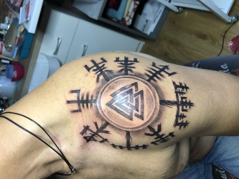 Valknut Dotwork symbol, photo - Tatuażysta Barb Tattoo