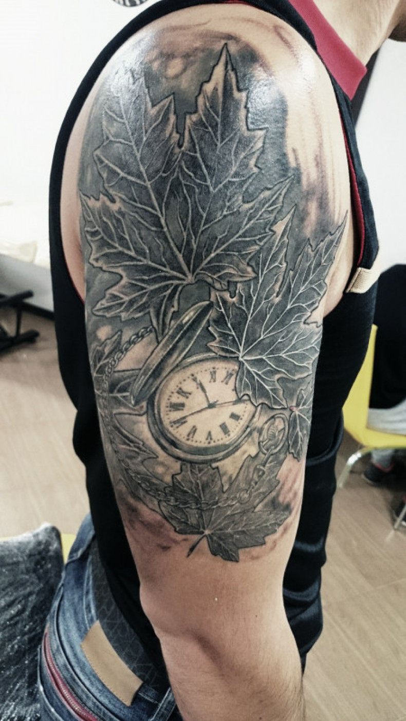 Czarny szary liść na ramieniu, photo - Tatuażysta Barb Tattoo