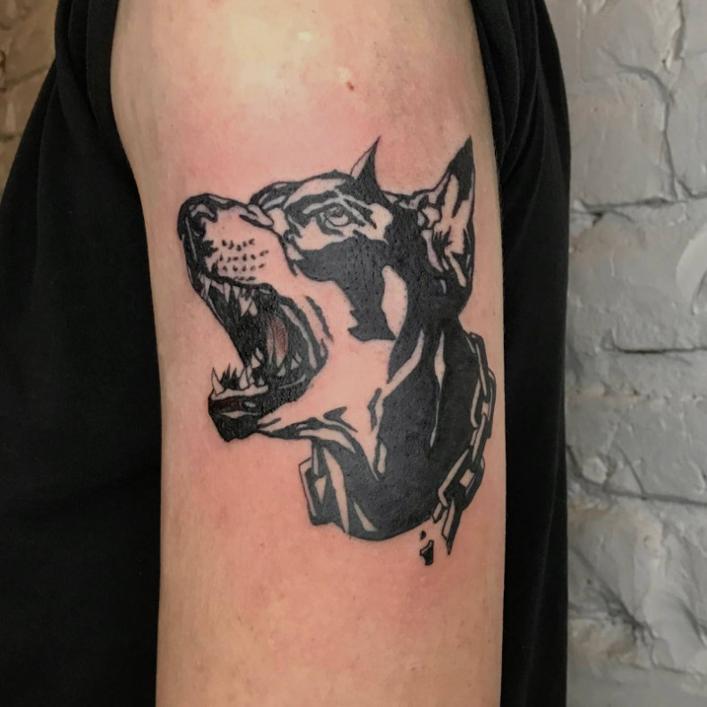 Doberman na ramieniu pies, photo - Tatuażysta Barb Tattoo