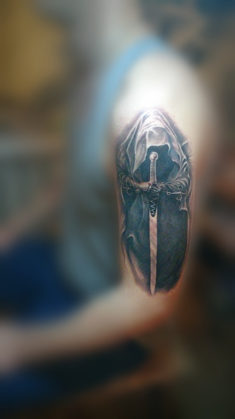 Sword shoulder, photo - Tattoo Master Barb Tattoo