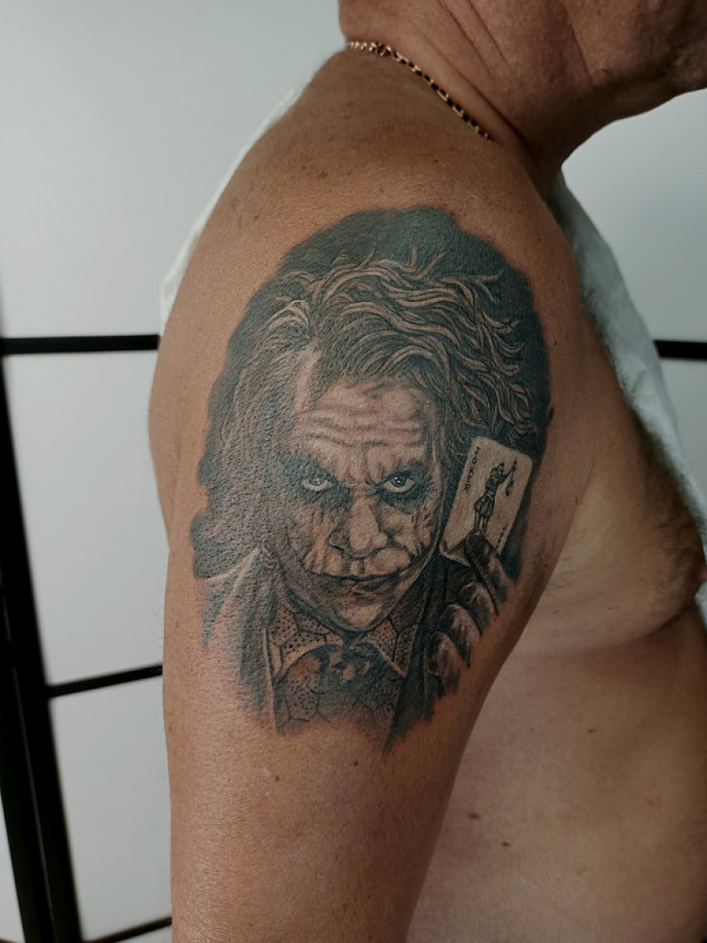 Żartowniś na ramieniu, photo - Tatuażysta Barb Tattoo