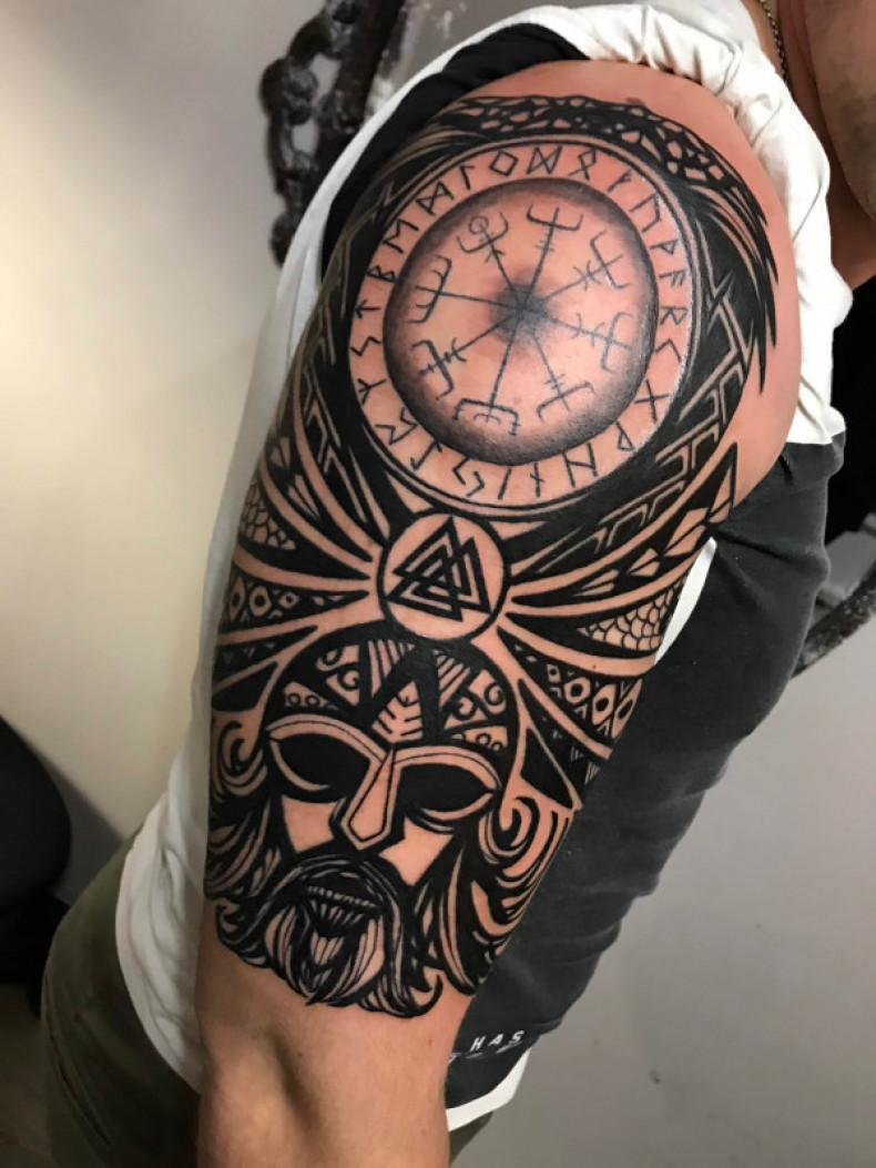 Agiszjalm valknut na ramieniu, photo - Tatuażysta Barb Tattoo