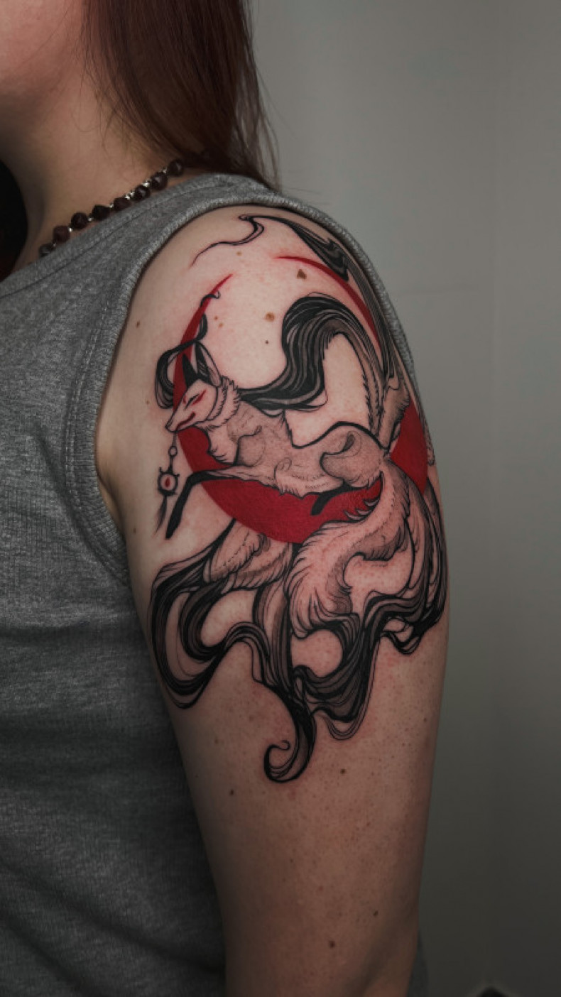 Kitsune księżyc na ramieniu, photo - Tatuażysta Barb Tattoo