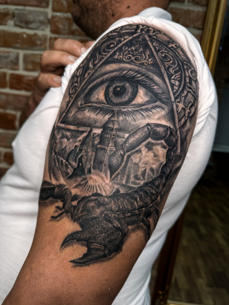 All-seeing eye shoulder scorpion, photo - Tattoo Master Barb Tattoo