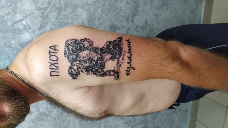 Wojskowy na ramieniu napis, photo - Tatuażysta Barb Tattoo