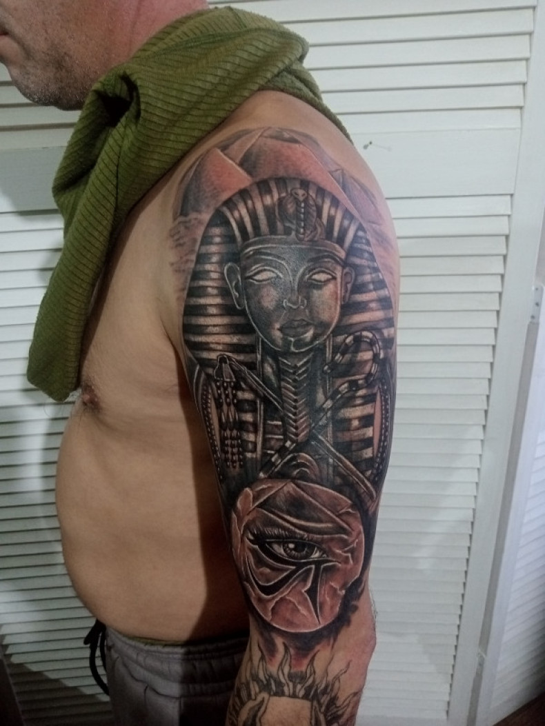 Egipcjanin na ramieniu faraon, photo - Tatuażysta Barb Tattoo