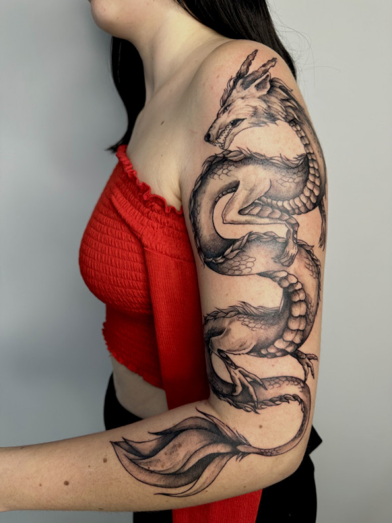 Chiński smok na ramieniu, photo - Tatuażysta Barb Tattoo