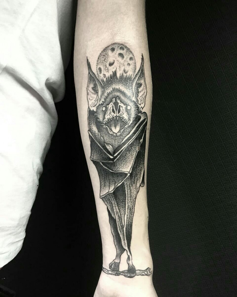 Eins Mond unterarm, photo - Tattoo-Meister Barb Tattoo