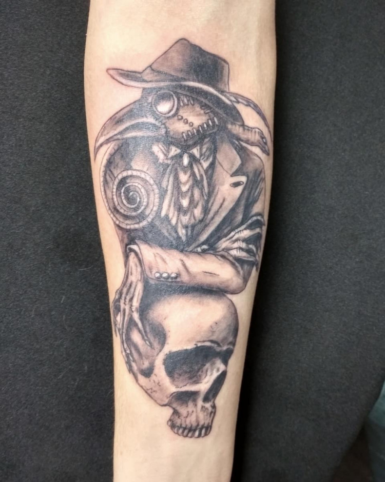 Crow forearm skull, photo - Tattoo Master Barb Tattoo