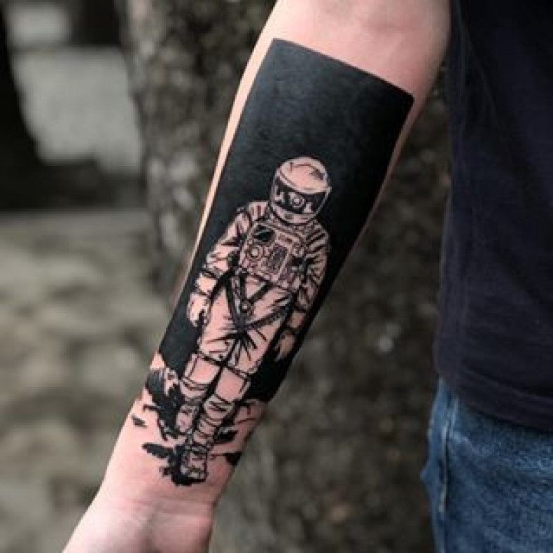 Astronauta blackwork astronaut, photo - Tatuażysta Barb Tattoo