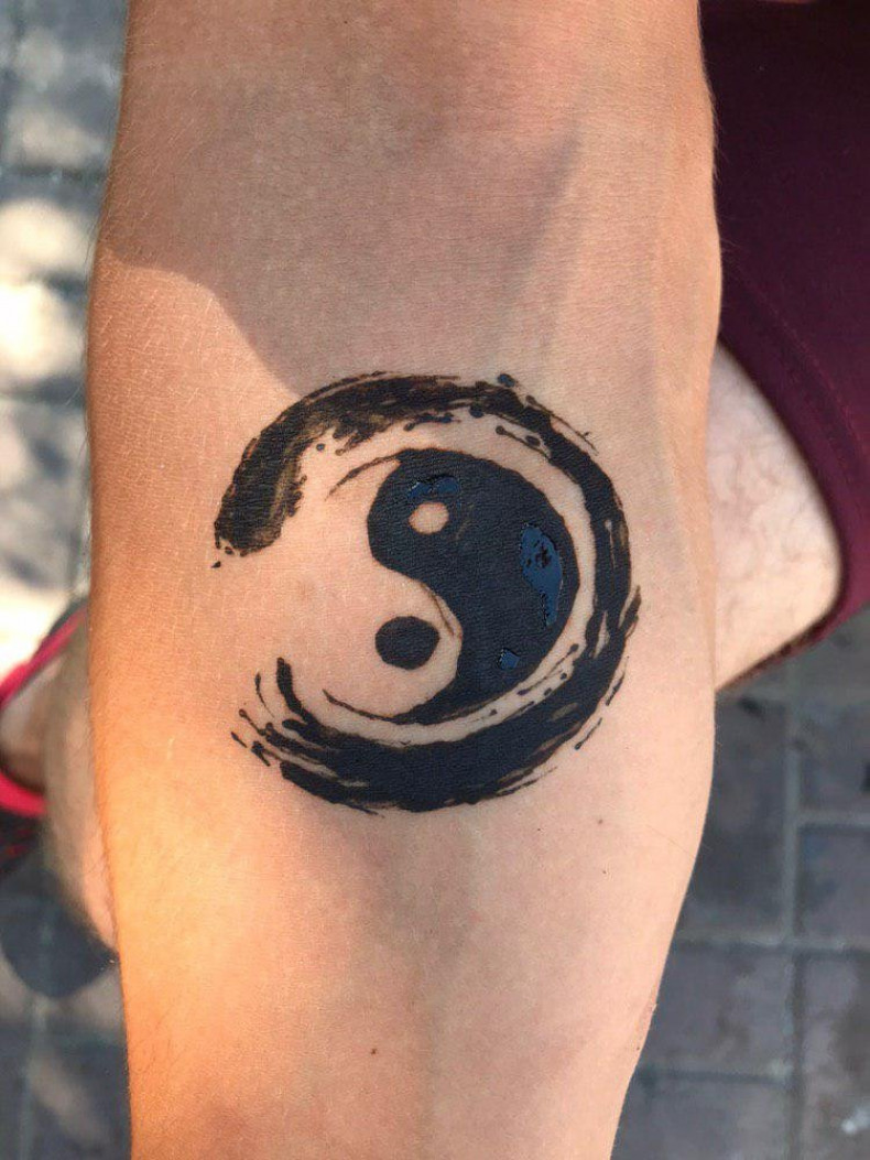 Blackwork Symbol Yin Yang, photo - Tattoo-Meister Barb Tattoo