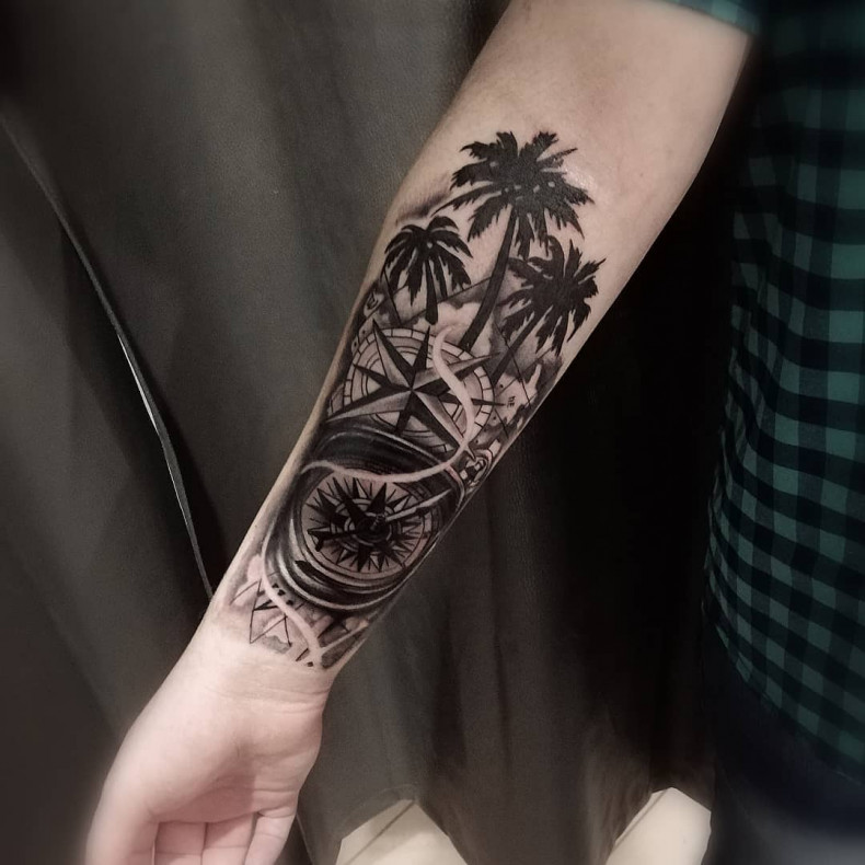 Forearm palm tree, photo - Tattoo Master Barb Tattoo