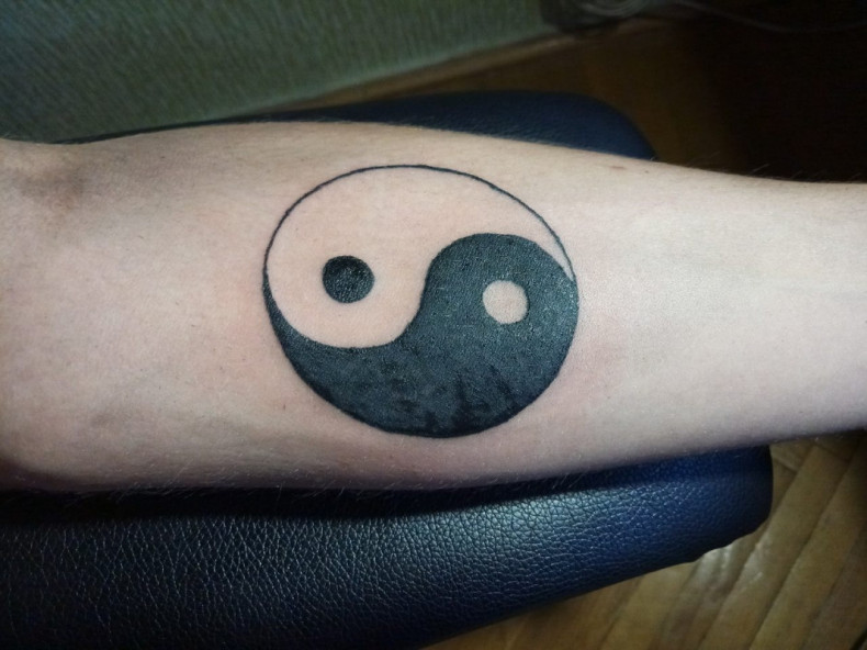 Symbol jin jang na przedramieniu, photo - Tatuażysta Barb Tattoo