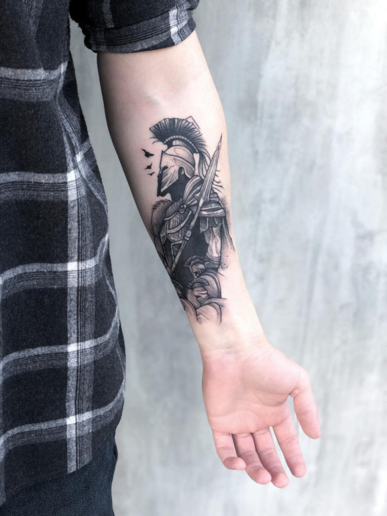 Wojownik gladiator na przedramieniu, photo - Tatuażysta Barb Tattoo